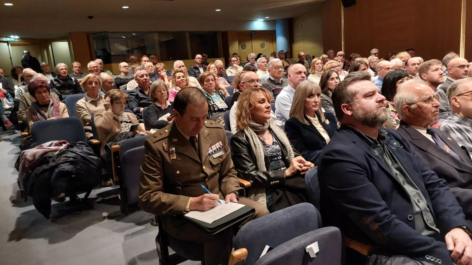 Conferencia del general Víctor Bados en Huesca