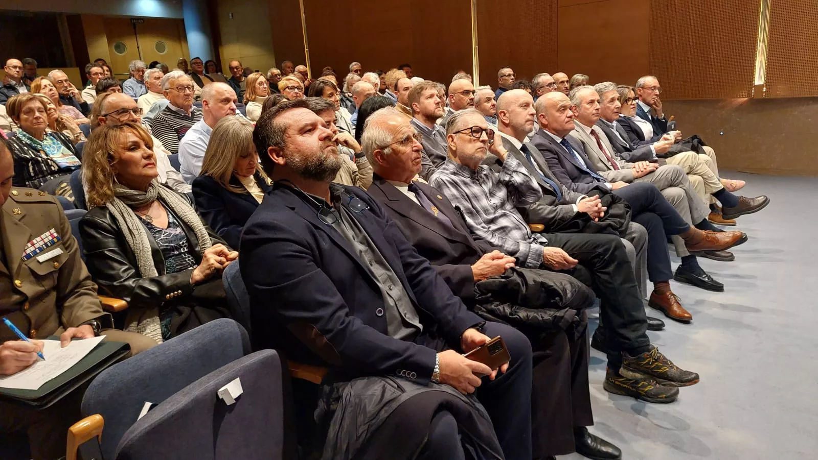 Conferencia del general Víctor Bados en Huesca