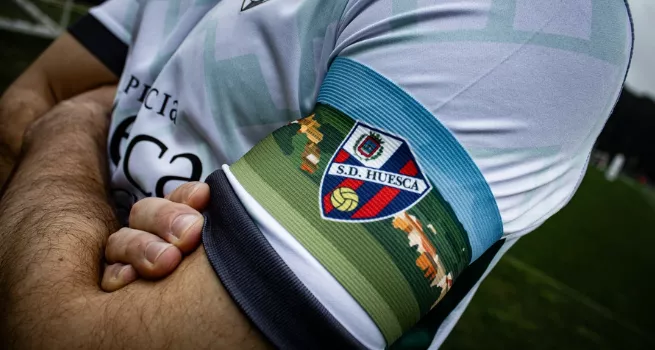 El brazalete del Eibar-Huesca, dedicado a Barbastro
