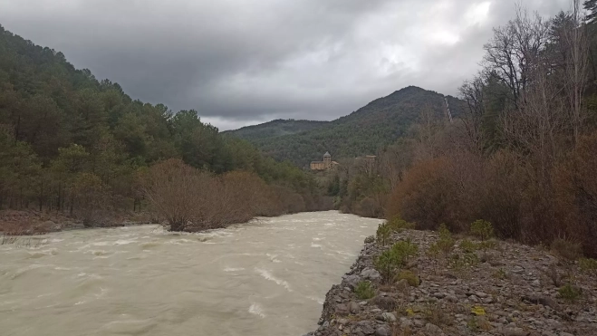Incremento de caudal en el río Irués en Tella-Sin. Foto Emas Sobrarbe Incremento de caudal en el río Irués en Tella-Sin. Foto Emas Sobrarbe