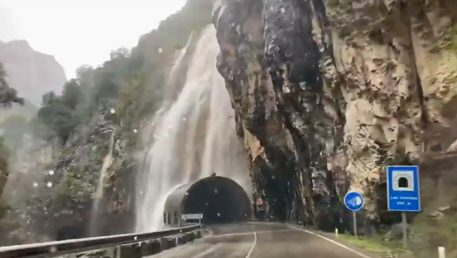 Agua sobre el túnel de las Devotas. Foto: Mikel
