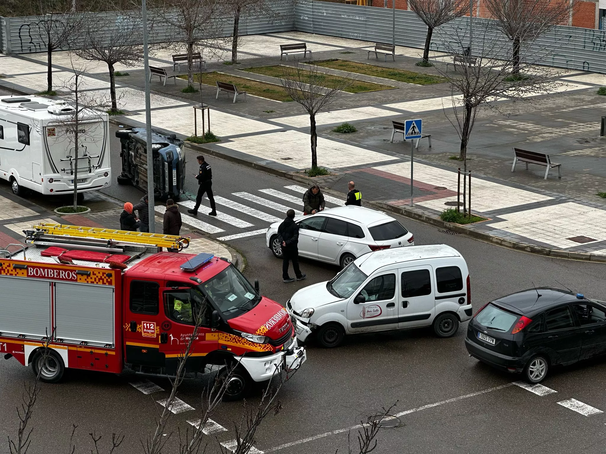 Accidente en la calle Clara Campoamor. Dos accidentes de tráfico en Huesca causan daños materiales pero no dejan heridos graves