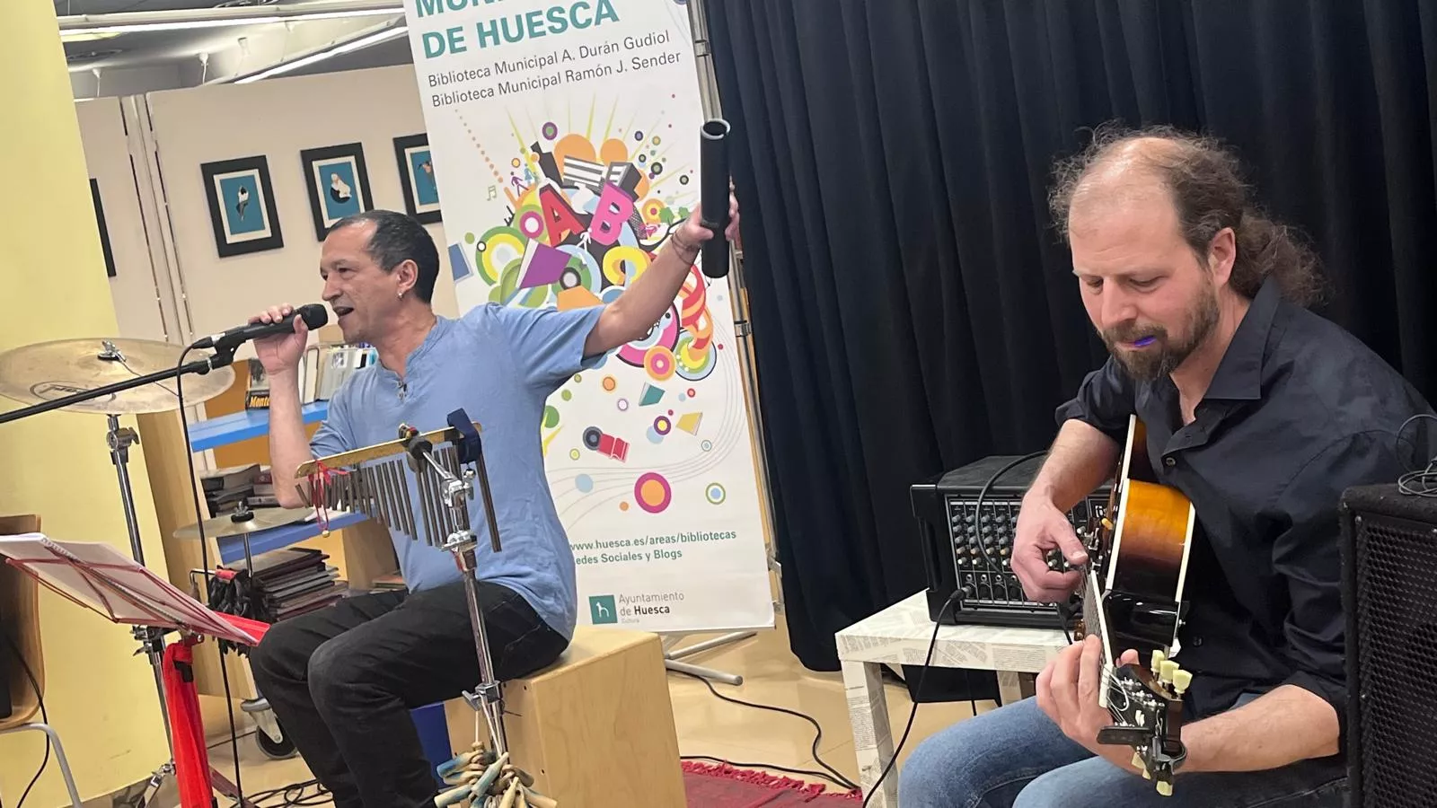 Día de la Poesía en la Biblioteca Durán Gudiol de Huesca con Versonoros y Andrea Otal. Foto Mercedes Manterola