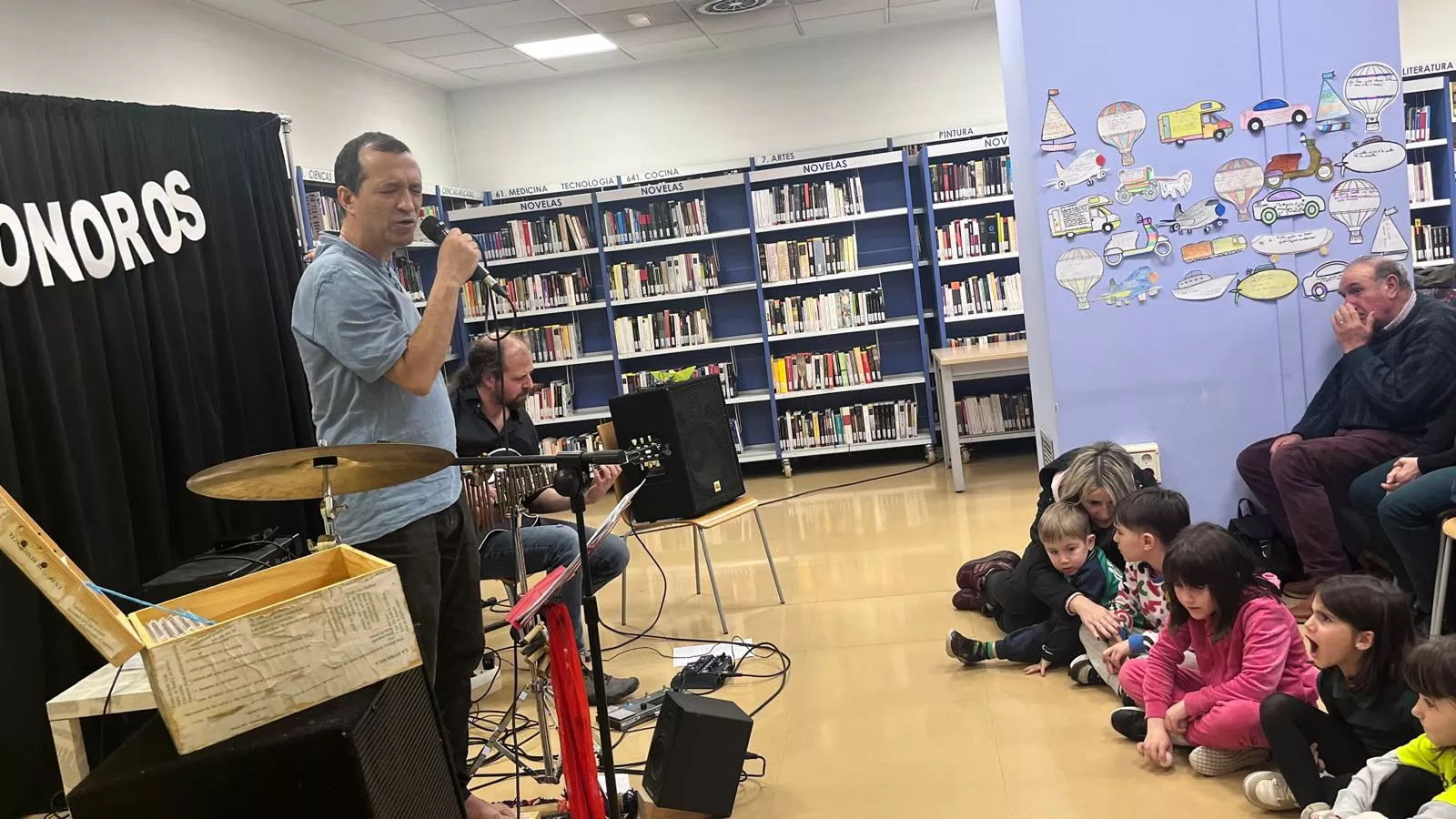Día de la Poesía en la Biblioteca Durán Gudiol de Huesca con Versonoros y Andrea Otal. Foto Mercedes Manterola