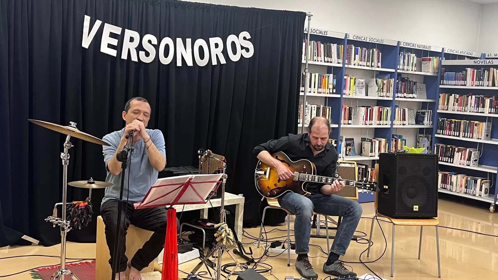 Día de la Poesía en la Biblioteca Durán Gudiol de Huesca con Versonoros y Andrea Otal. Foto Mercedes Manterola