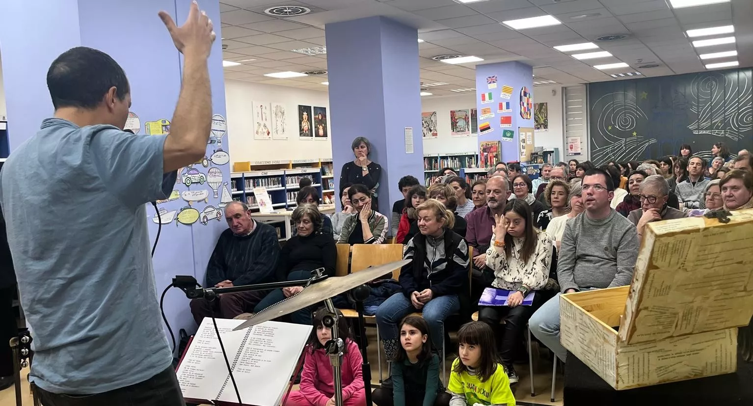 Imagen de la celebración del Día de la Poesía en la Biblioteca Durán Gudiol de Huesca. Foto Mercedes Manterola