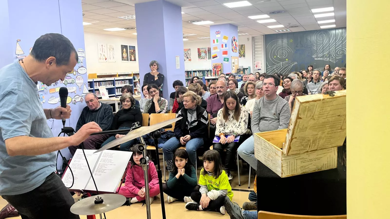 Día de la Poesía en la Biblioteca Durán Gudiol de Huesca con Versonoros y Andrea Otal. Foto Mercedes Manterola