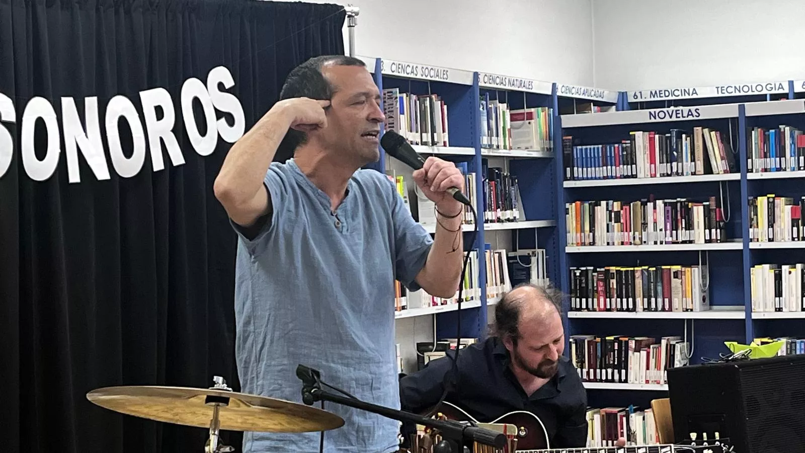 Día de la Poesía en la Biblioteca Durán Gudiol de Huesca con Versonoros y Andrea Otal. Foto Mercedes Manterola