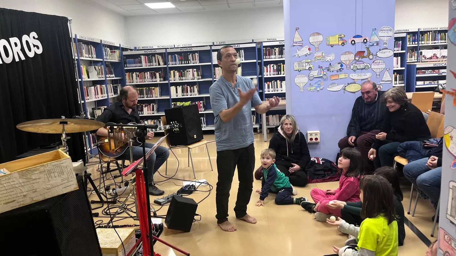 Día de la Poesía en la Biblioteca Durán Gudiol de Huesca con Versonoros y Andrea Otal. Foto Mercedes Manterola