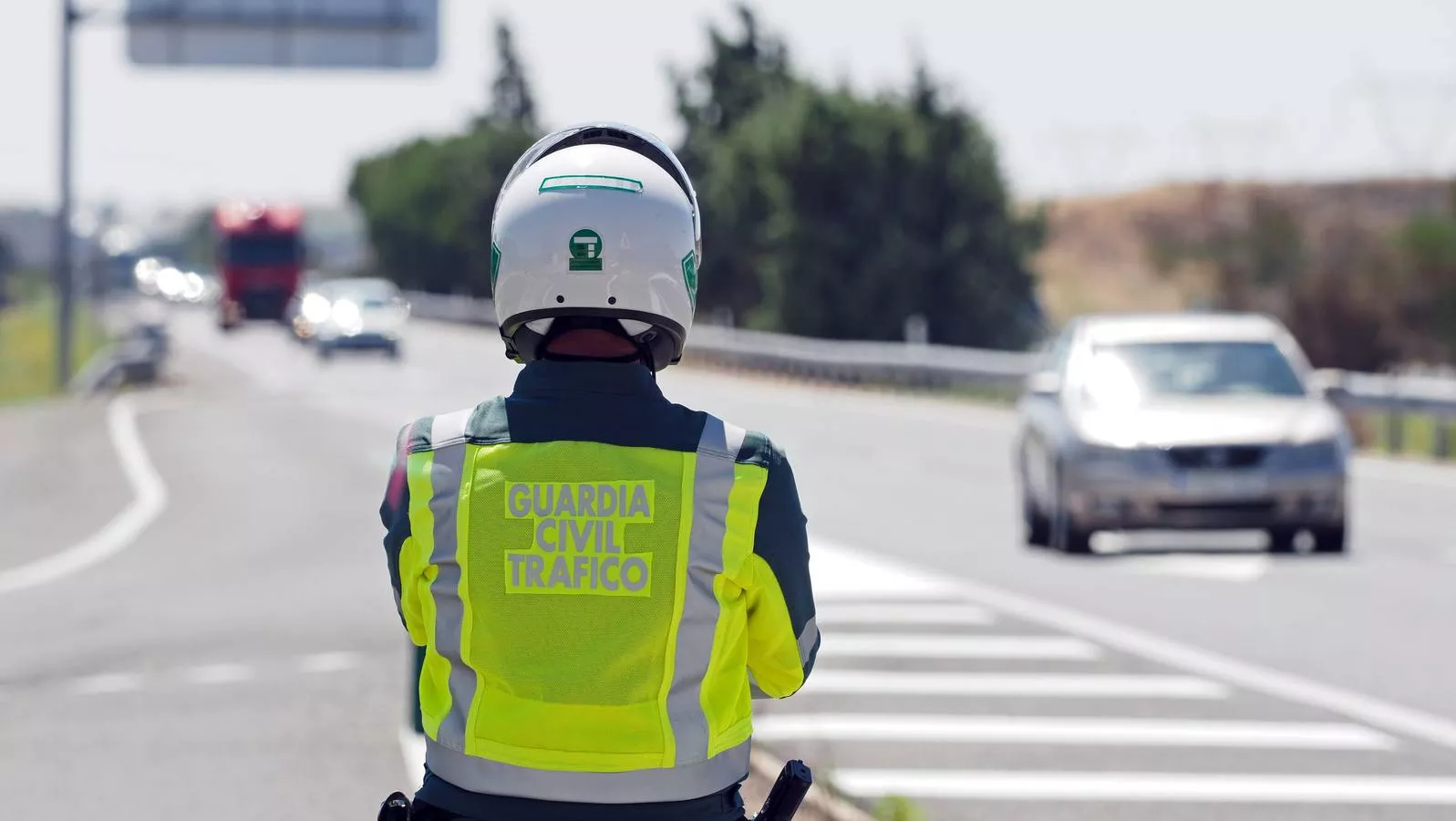 Una furgoneta vuelca y un vehículo se sale de la calzada en la A-23 en Huesca.