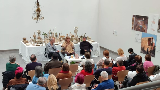 Lola Irún se mostró muy satisfecha de poder presentar su libro en el CDAN. Lola Irún se mostró muy satisfecha de poder presentar su libro en el CDAN.