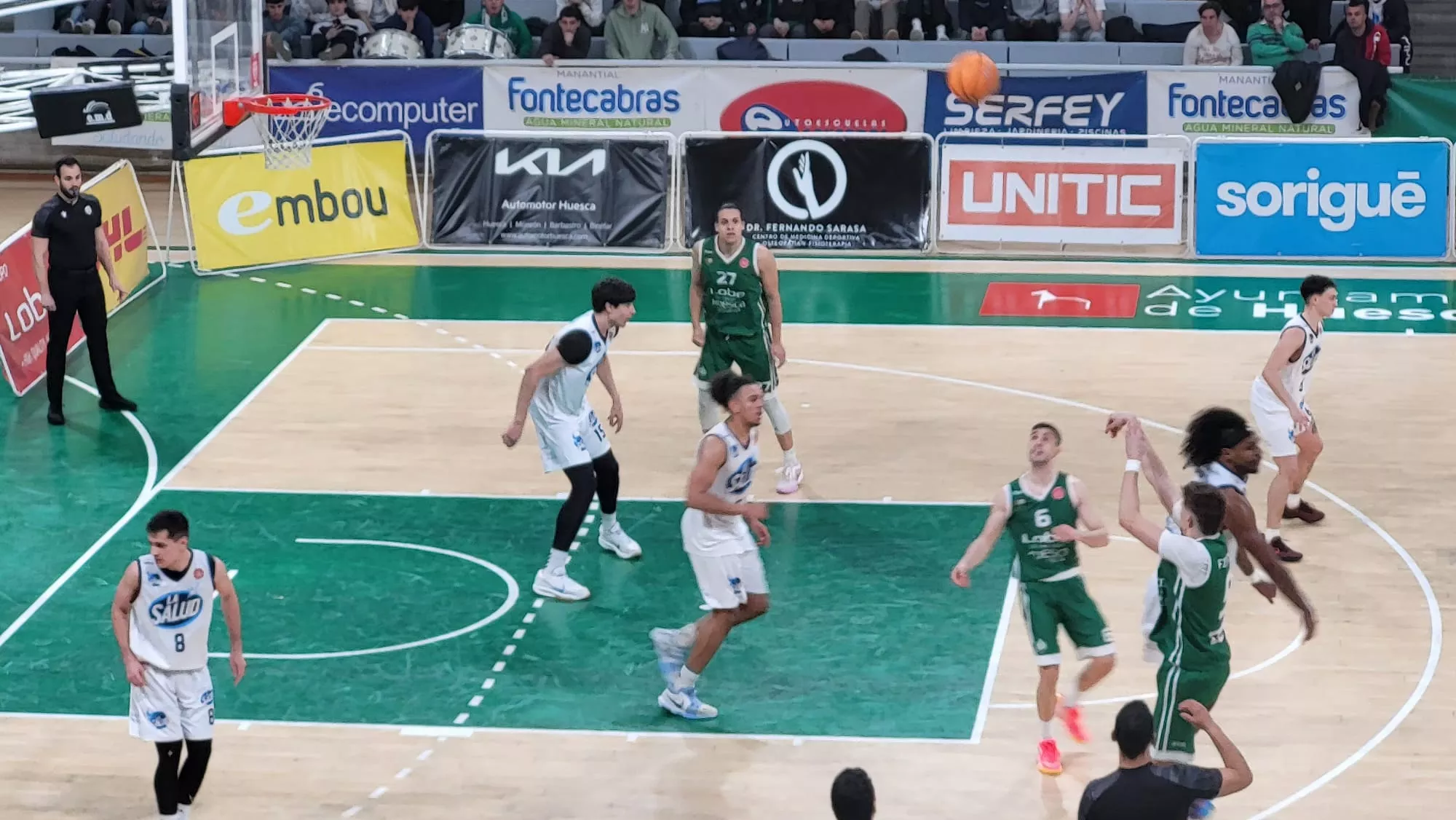 Héctor Figueroa, de Lobe Huesca la Magia, lanza a canasta