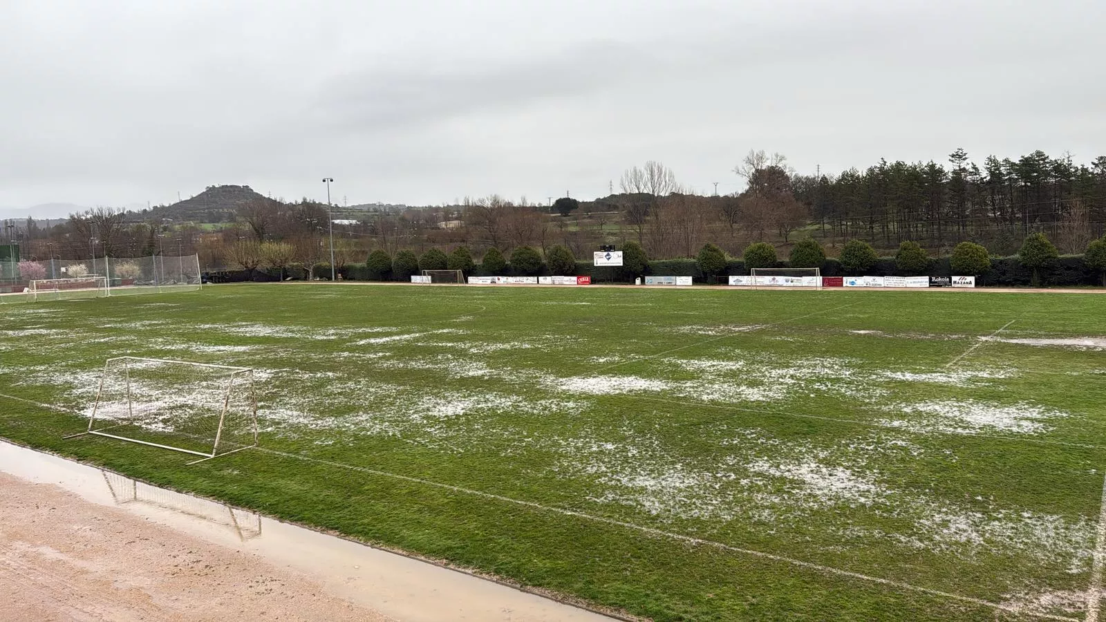 Campo del Graus lleno de charcos, este domingo.