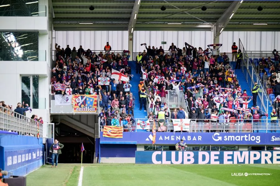 La afición del Huesca canta el gol del Huesca, ha animado permanentemente a los jugadores en Ipurua, unos tipos otrora temibles.