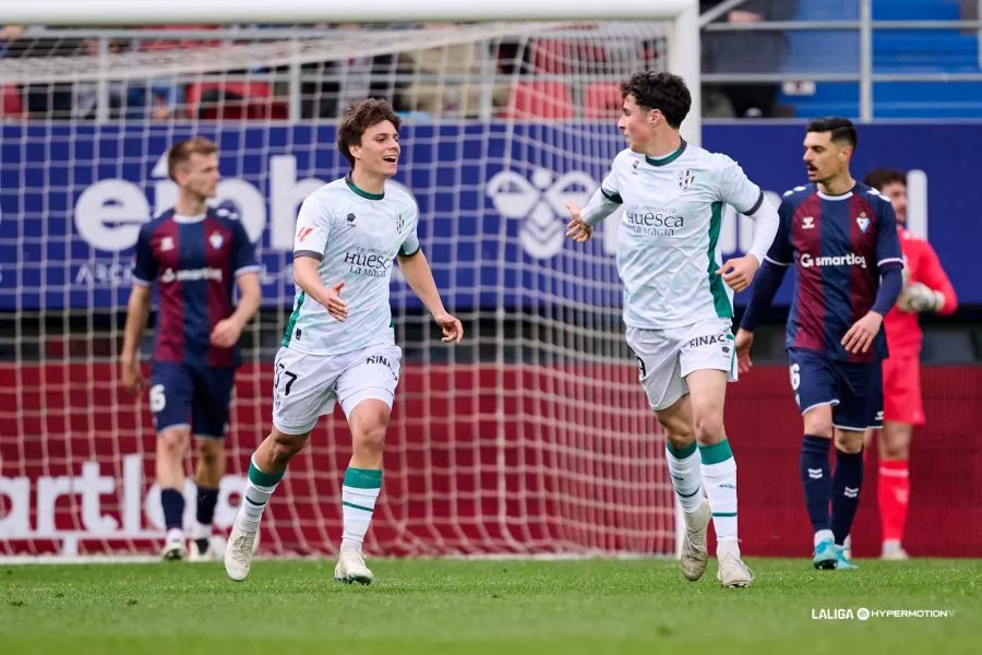 Willy y Ojeda celebran el gol del chileno. Otro motivo para la ilusión