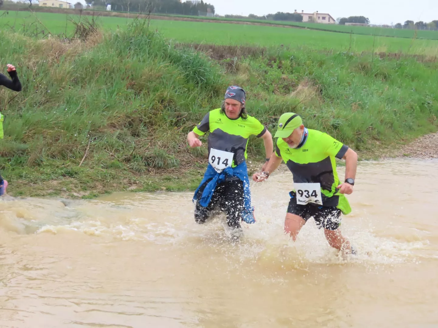 Una balsa en el recorrido ha sorprendido a los corredores.