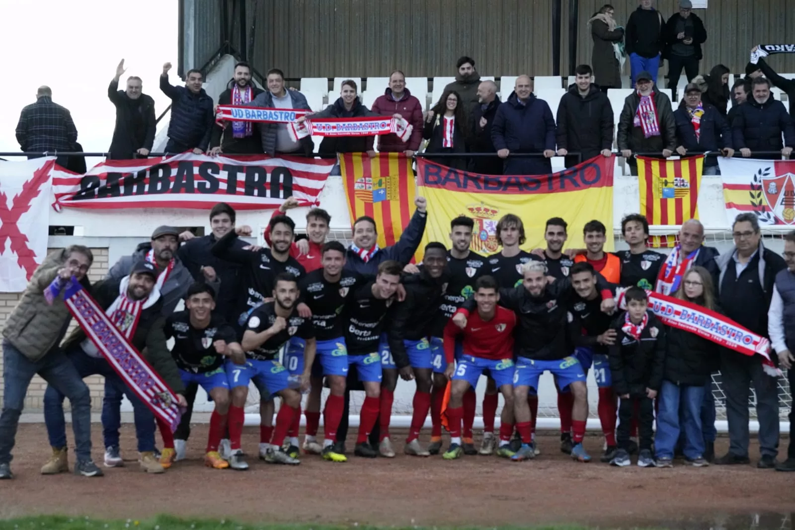 El Barbastro celebra la victoria en Alfaro con su afición. Foto: @fotomaniafut Dani Vidal