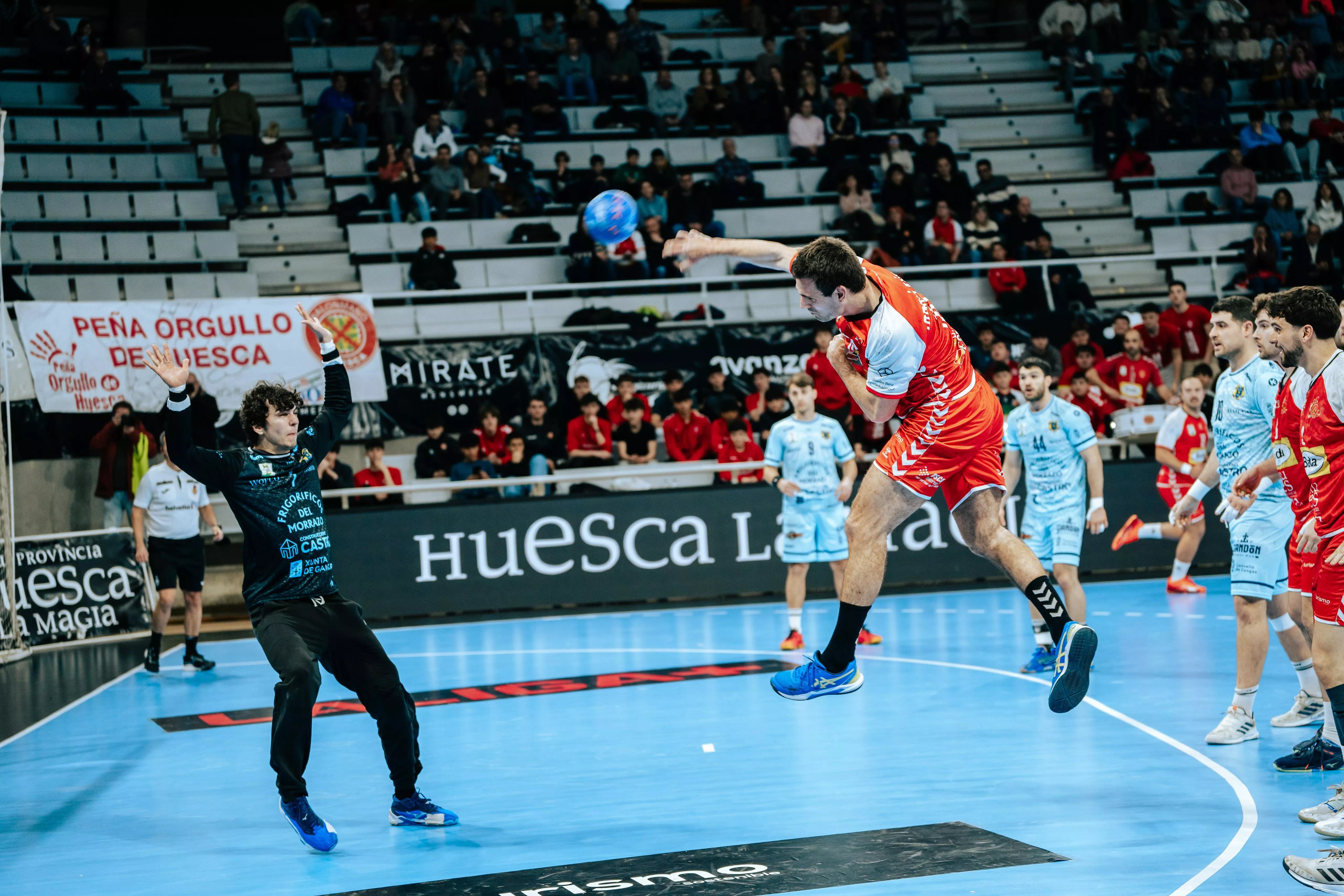 Adrià Pérez lanza en un momento del partido ante Cangas. Foto: Bada Huesca