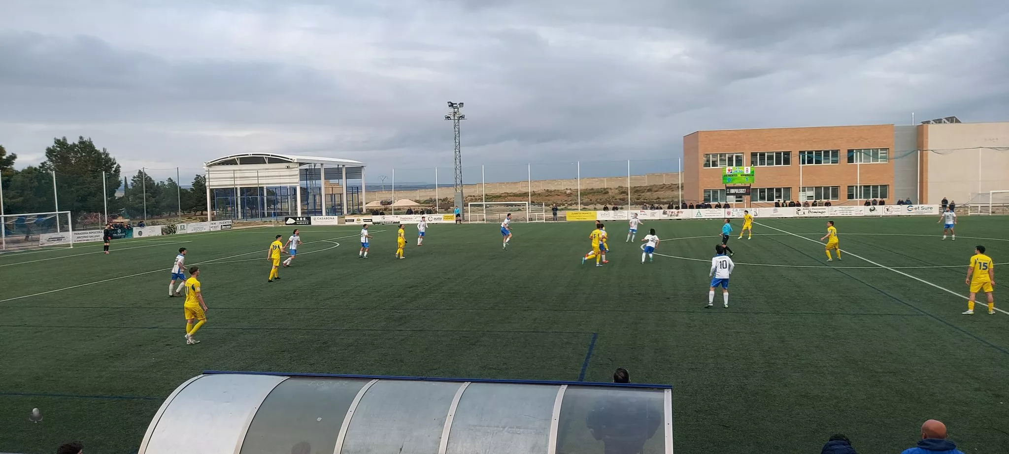 Imagen del partido entre el Fuentes y Almudévar con victoria amarilla. 