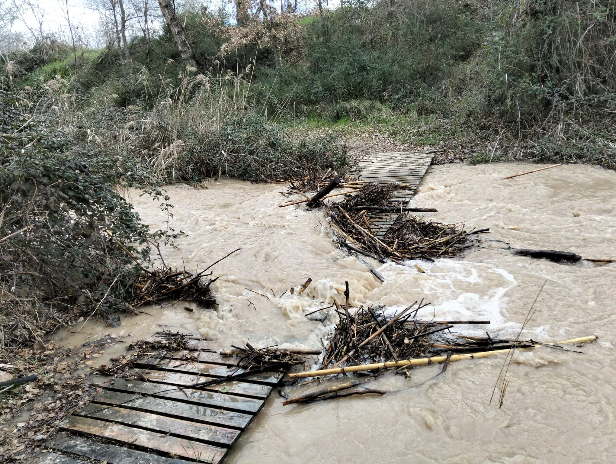 Una de las actuaciones previstas por el Ayuntamiento de Huesca es restaurar las pasarelas en Fuentes de Marcelo.