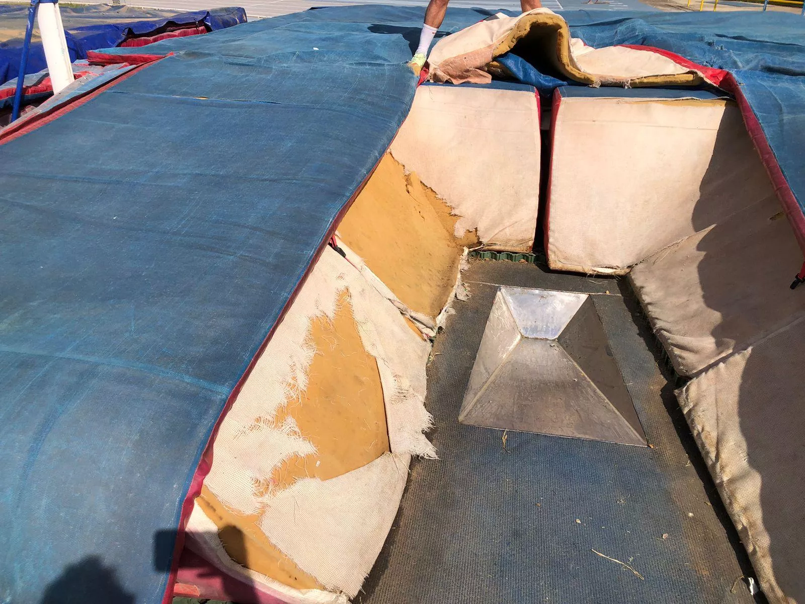 La colchoneta de pértiga de Monzón está fuera de servicio para las competiciones.