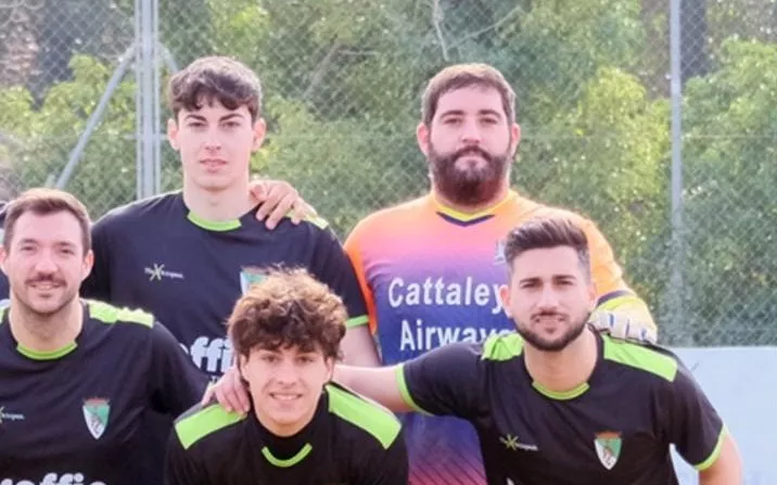 Manu Rodero, arriba a la derecha, en un partido con el San Jorge.