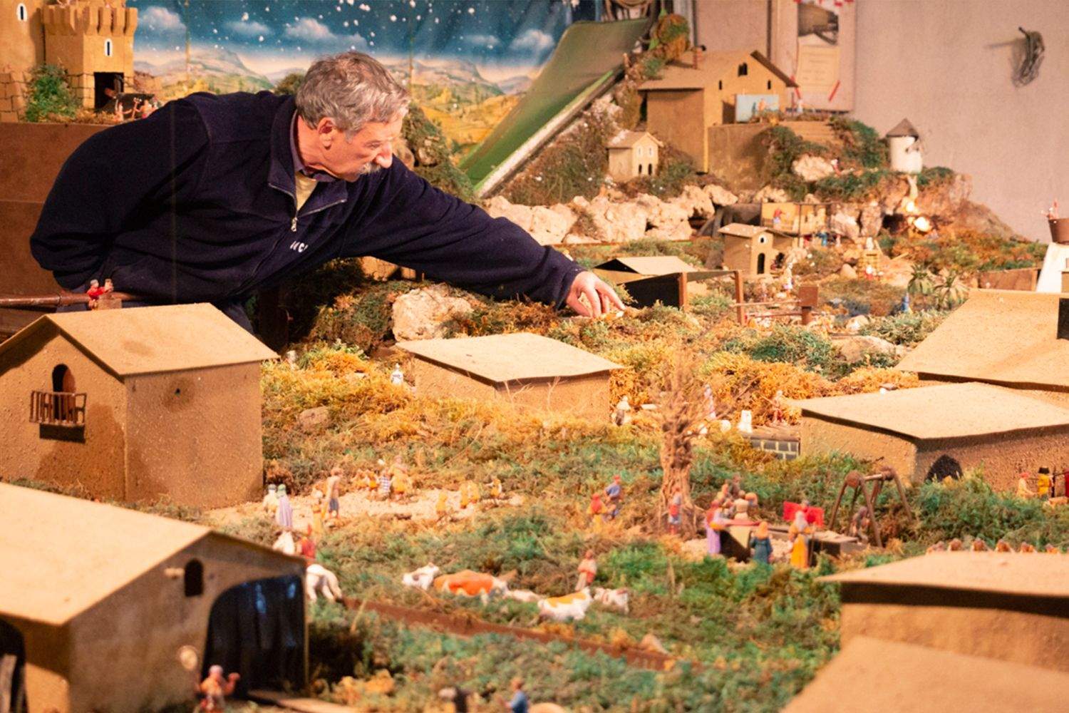 Javier Rami con el Belén que expone otros años.