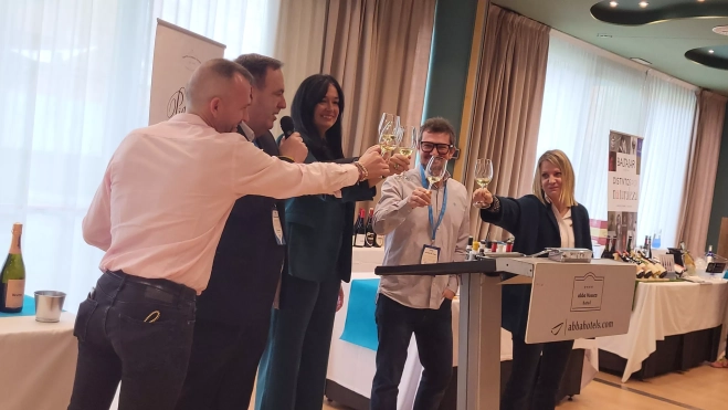 José Blasco, Javier García Antón, Lorena Orduna, Jorge Blasco y Nuria Mur durante el brindis inaugural. José Blasco, Javier García Antón, Lorena Orduna, Jorge Blasco y Nuria Mur durante el brindis inaugural.
