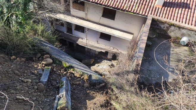 Edificios afectados por el desprendimiento de una ladera en Aínsa. Edificios afectados por el desprendimiento de una ladera en Aínsa.