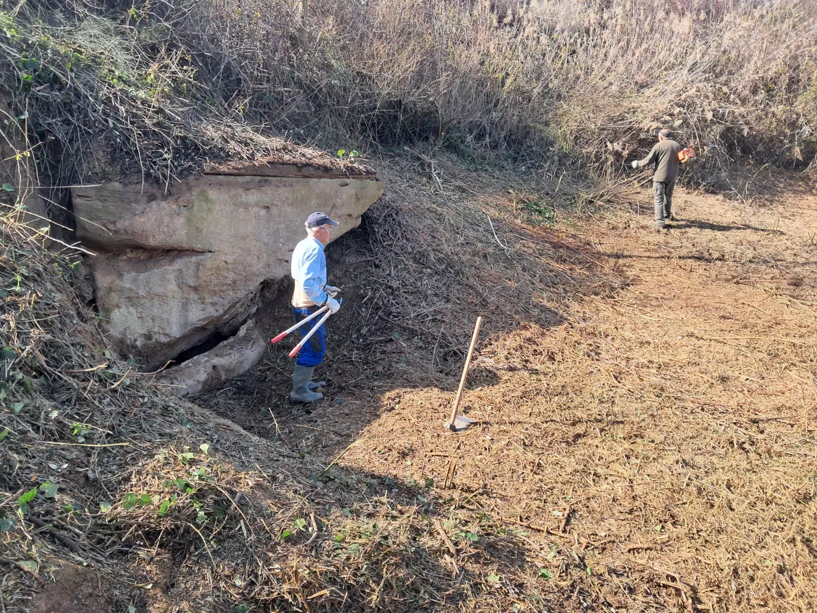 Trabajos de limpieza llevados a cabo en el sendero y las fuentes de Torres de Barbués.