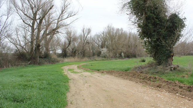 Sendero que hace el recorrido entre las dos fuentes tradicionales de Torres de Barbués. Sendero que hace el recorrido entre las dos fuentes tradicionales de Torres de Barbués.