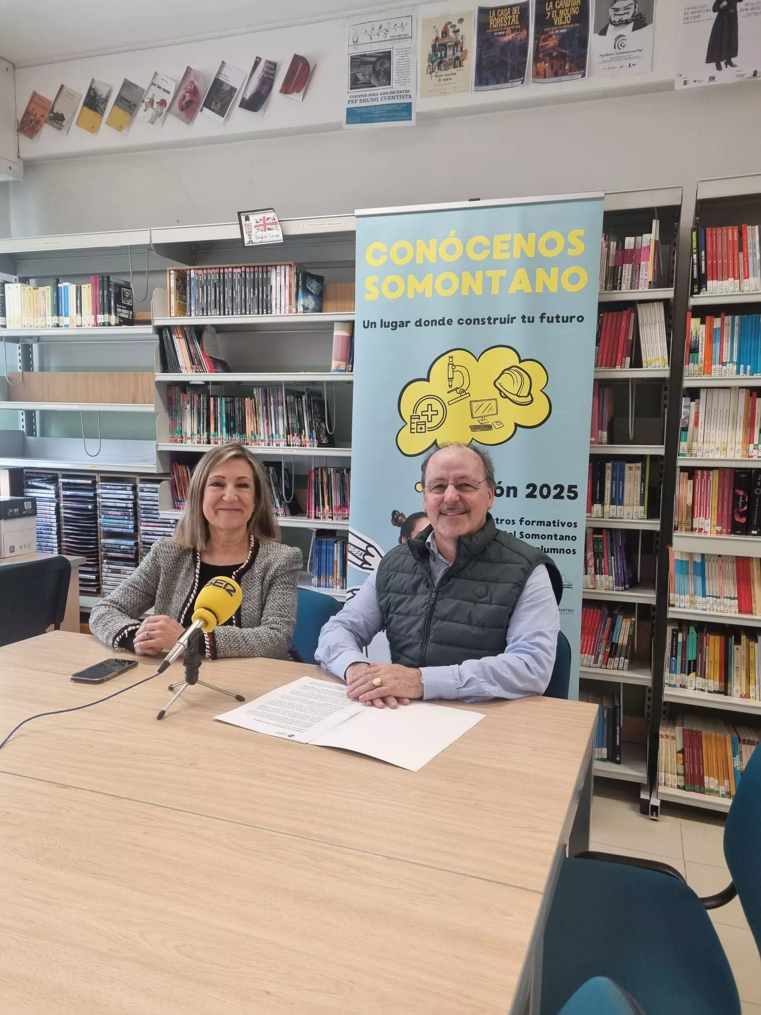 Maria José Bernabéu, directora del IES Martínez Vargas y José Antonio Pérez Asensi, presidente de AESB, han presentado Conócenos Somontano 