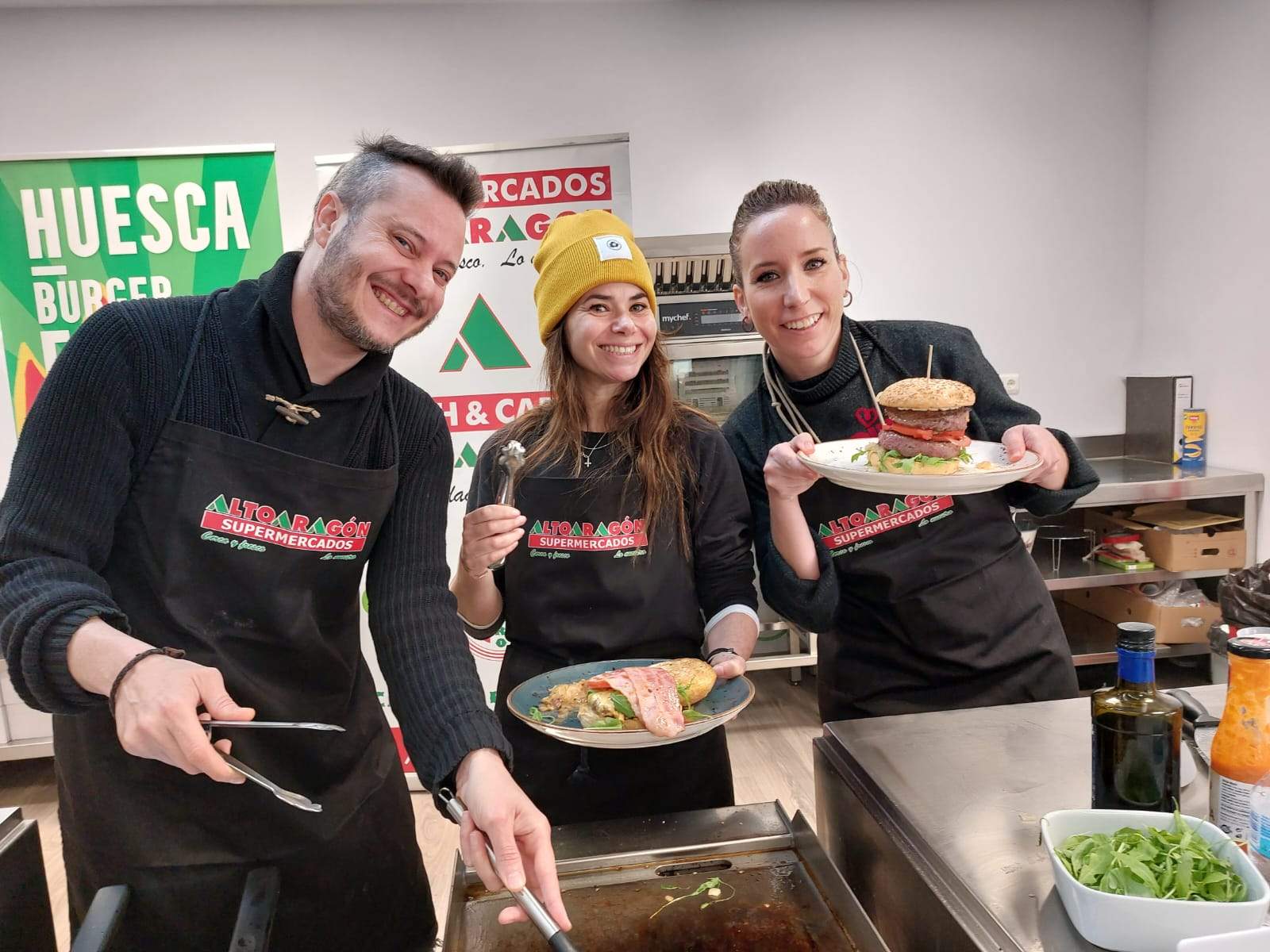Edgar, Eva Naval y Cristina Marco han elaborado las hamburguesas en la presentación del Huesca Burger Fest Edgar, Eva Naval y Cristina Marco han elaborado las hamburguesas en la presentación del Huesca Burger Fest