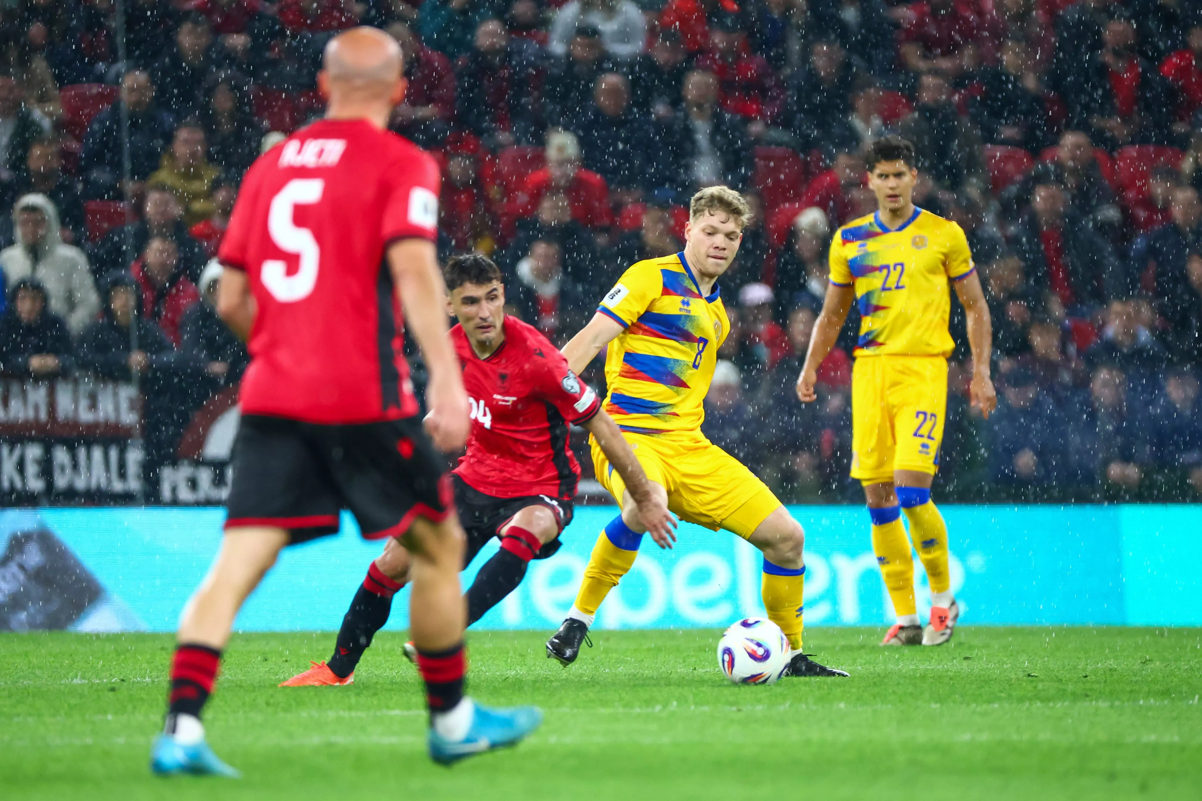 Ian Olivera, al fondo con el dorsal 22, en el partido de Andorra contra Albania. Foto: @Fedandfut