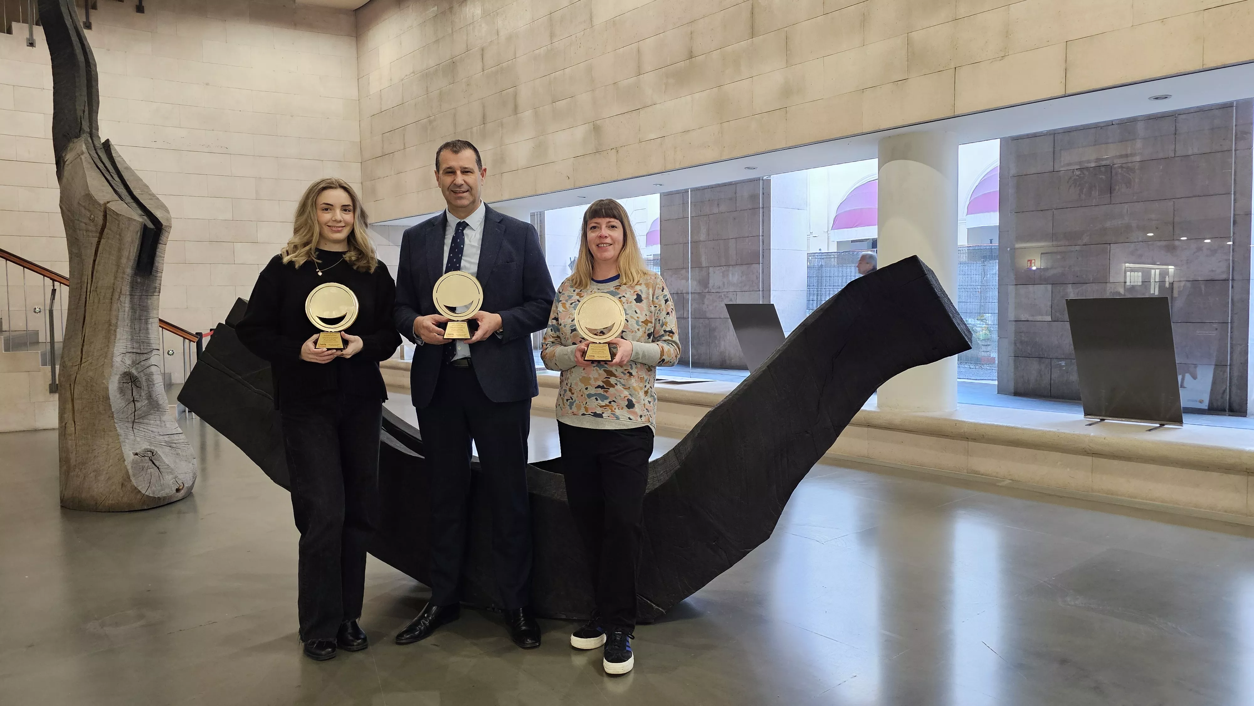 El diputado de Turismo de la DPH, Sergio Serra, junto con Sara Palacino y Lydia Moya de La Colmena Creativa, muestran los premios Smile.