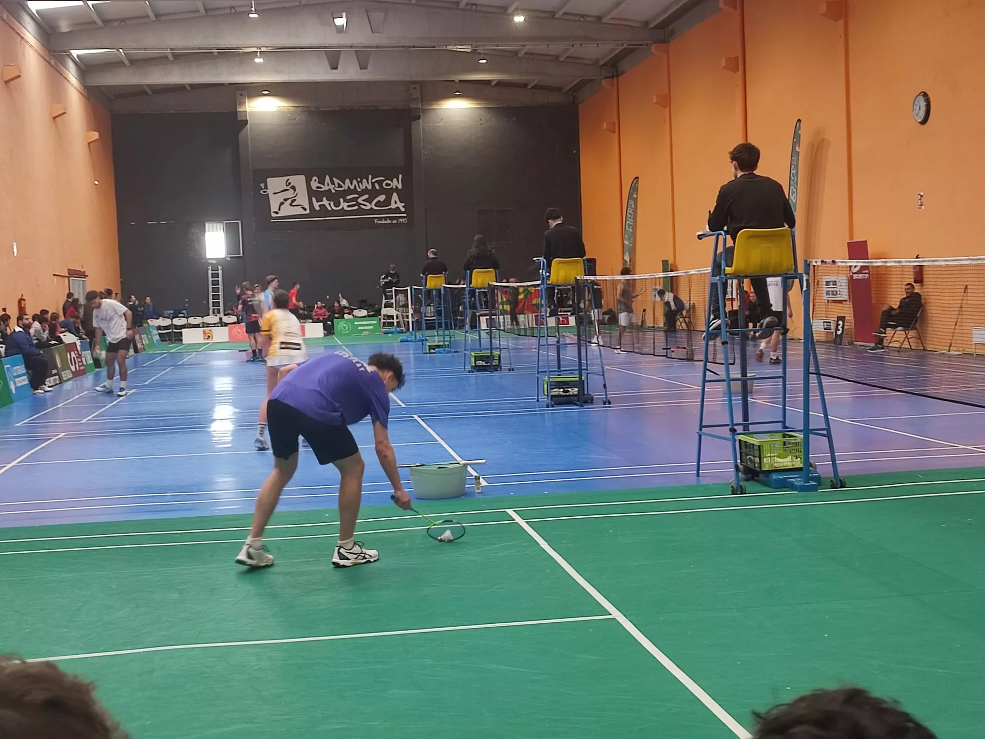Las seis pistas del Bádminton Huesca, listas para albergar la final de la lucha por el ascenso a División de Honor.