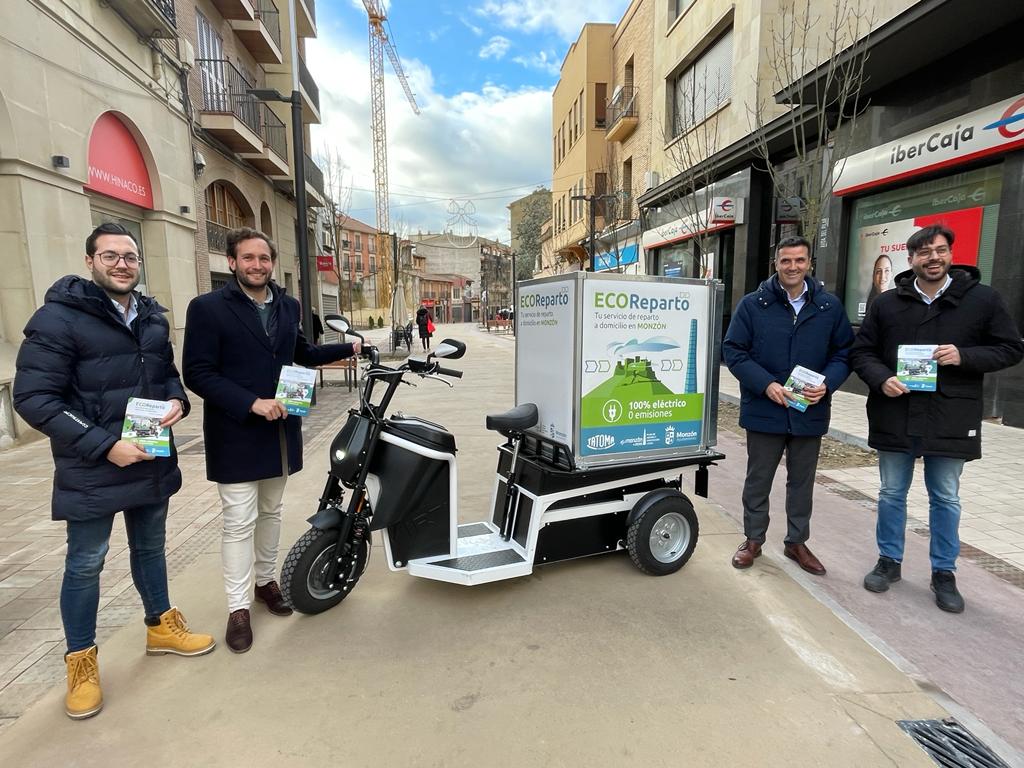 Representantes municipales y de Tatoma con el vehículo encargado del reparto