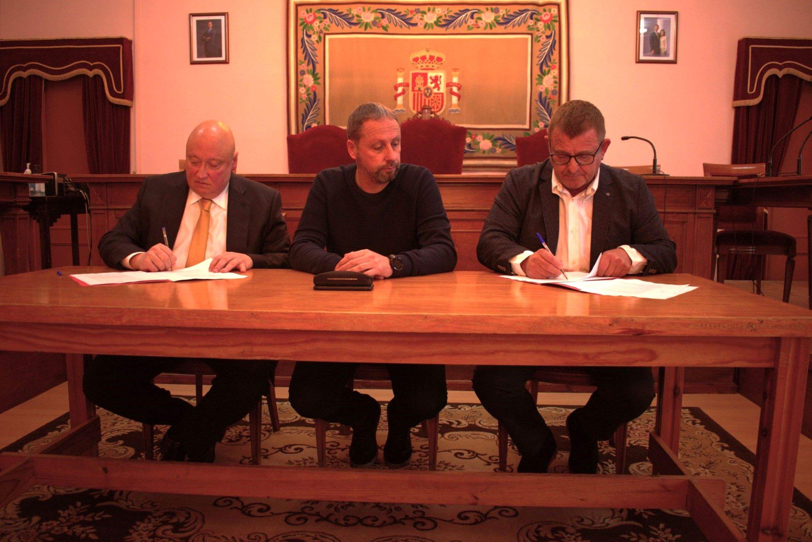 Samper y Regaño firman el acuerdo en presencia del alcalde de Sariñena, Juan Escalzo, fin de la negociación para la instalación de cuatro parques eólicos