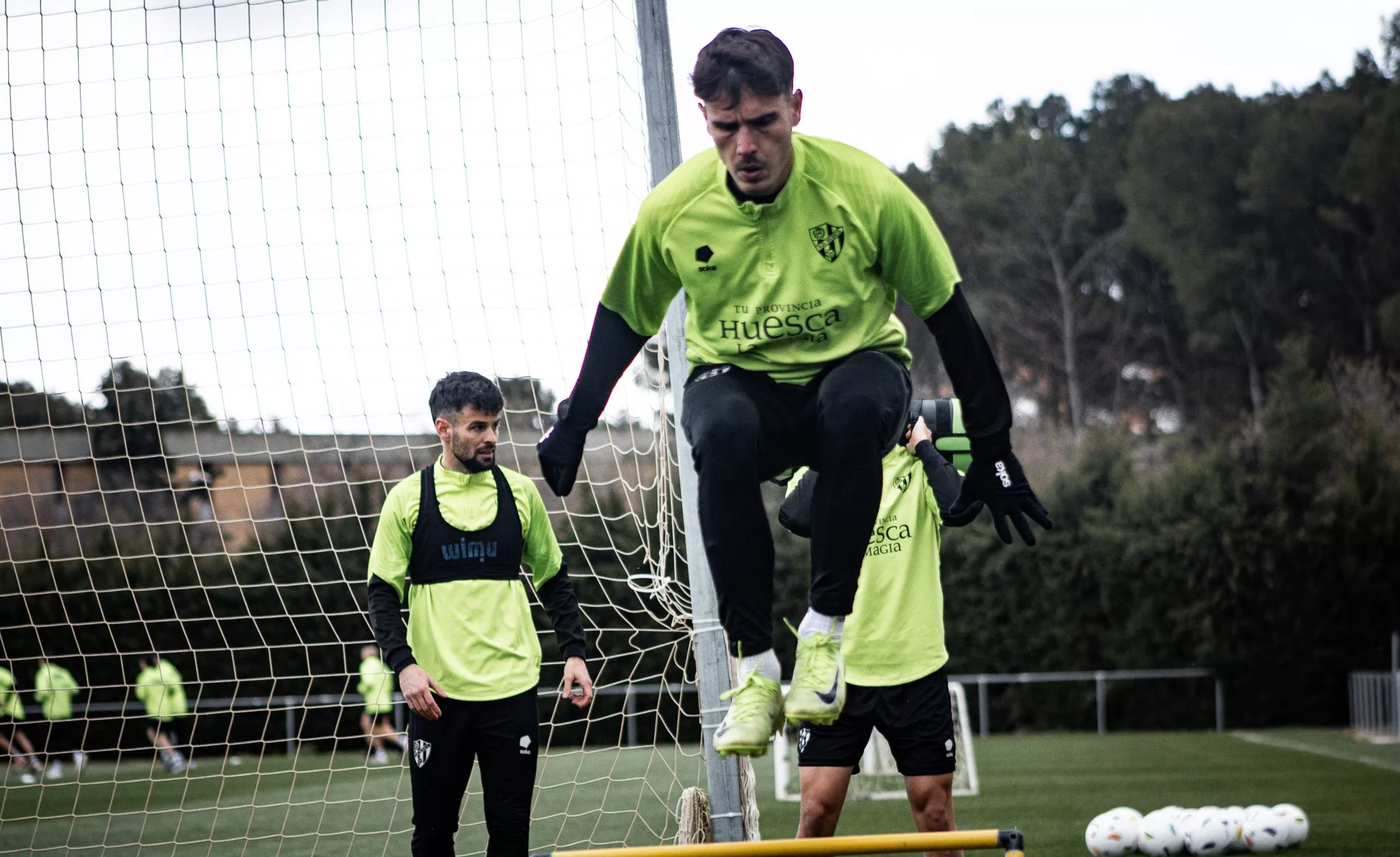 Vallejo, jugador del Huesca, hace ejercicios de entrenamiento en la Base Aragonesa. Hidalgo recupera efectivos para las "10 finales" que restan. Foto: SD Huesca