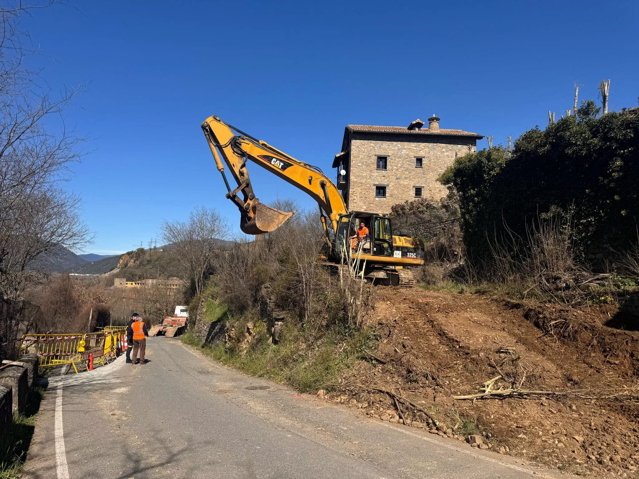 Obras en Aínsa para asegurar la ladera de acceso a la Villa Medieval
