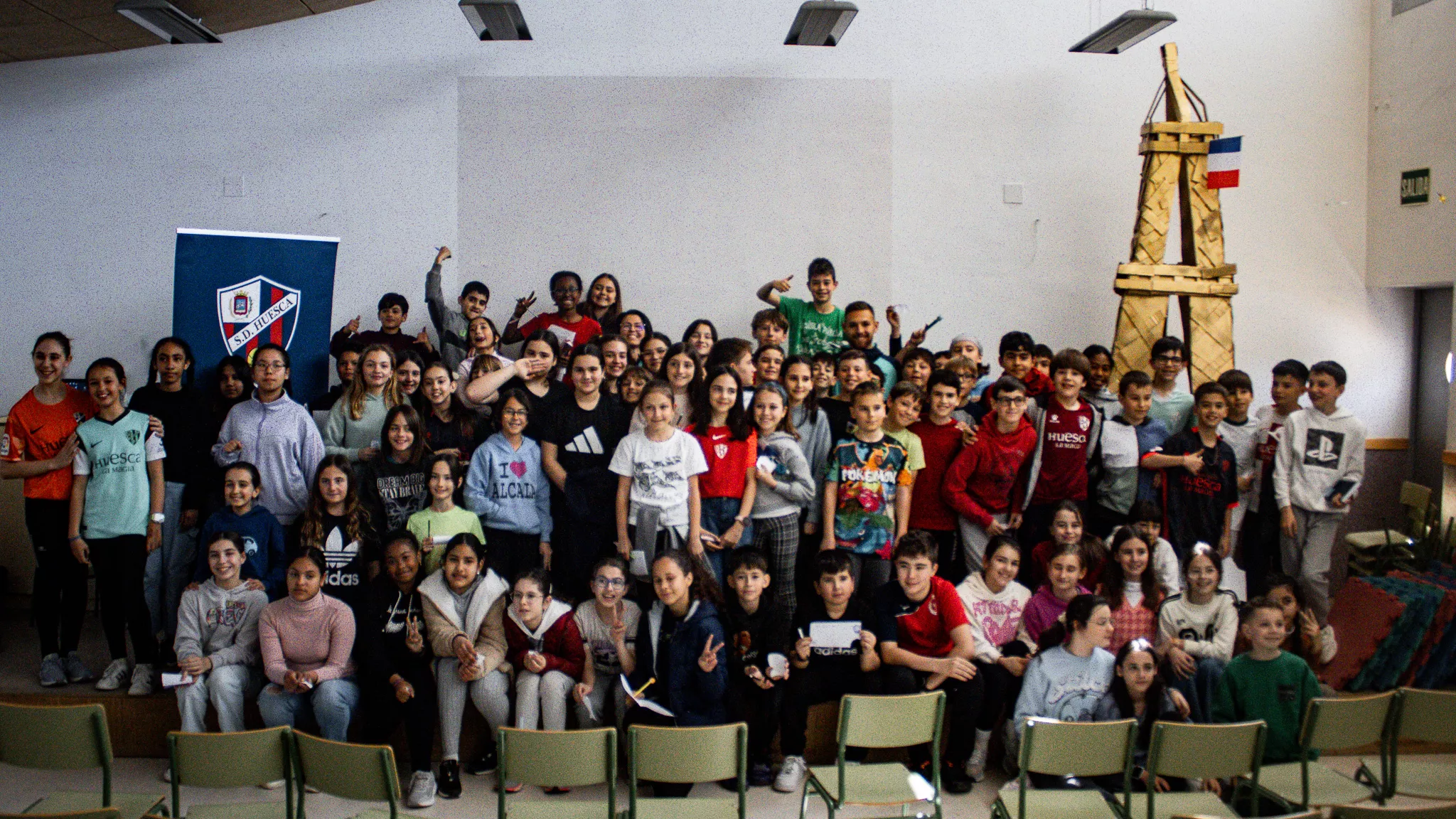 Alumnos del colegio Pirineos-Pyrenees posan junto a Diego González y Bea Parra.