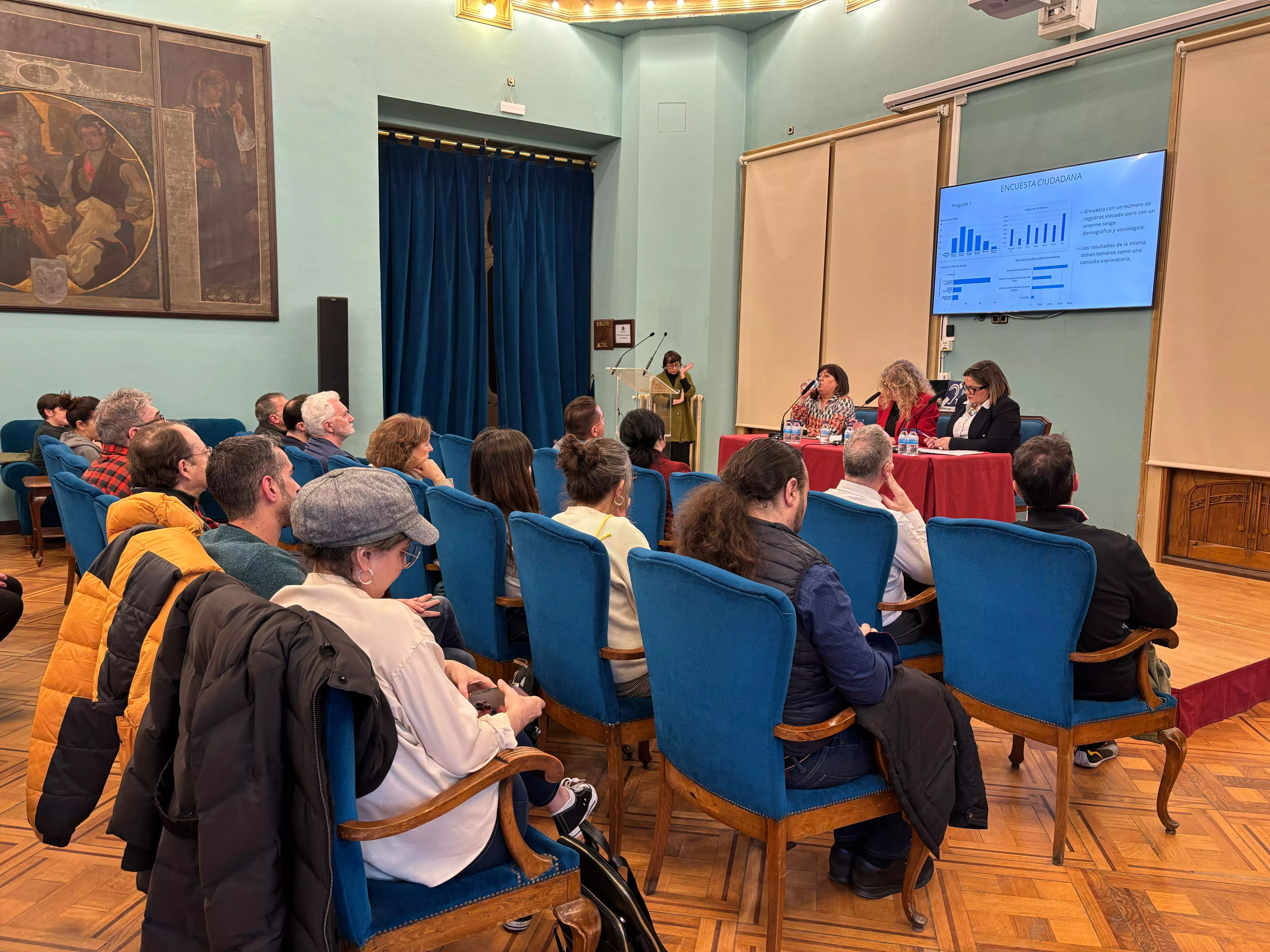 Sesión de participación en el Salón Azul del Casino de Huesca, donde se han matizado las diferencias en las preferencias.