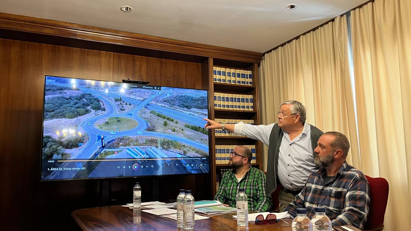 Alejandro Rodríguez explica los problemas que generará la planta de biogás en Área 62 de Barbastro. Alejandro Rodríguez explica los problemas que generará la planta de biogás en Área 62 de Barbastro.