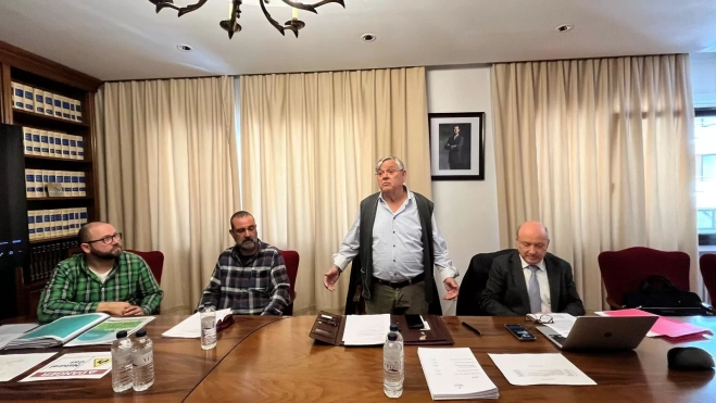 Alejandro Rodríguez, de pie, durante la rueda de prensa. Alejandro Rodríguez, de pie, durante la rueda de prensa.