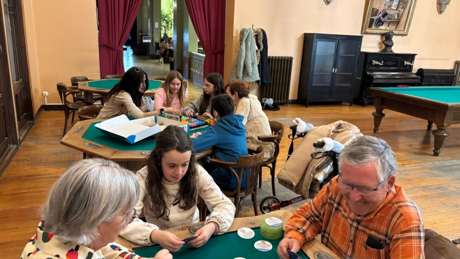 Mayores y juguetones, un encuentro generacional Mayores y juguetones, un encuentro generacional