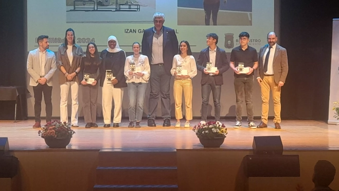 Fernando Romay y Fernando Torres con los deportistas con mayor proyección Fernando Romay y Fernando Torres con los deportistas con mayor proyección