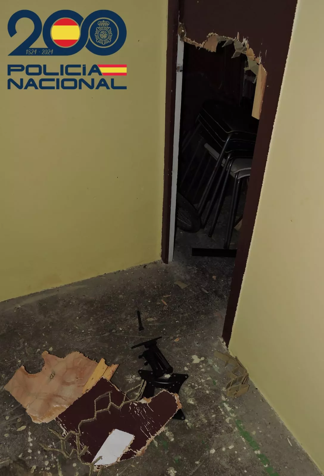 Imagen de una de las puertas destrozadas.