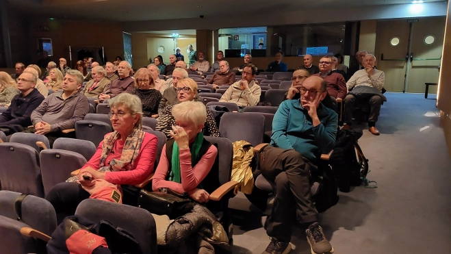 Asistentes a la conferencia del coronel Albert Salueña