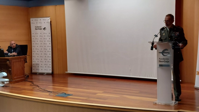 El coronel Rafael Matilla presenta al conferenciante