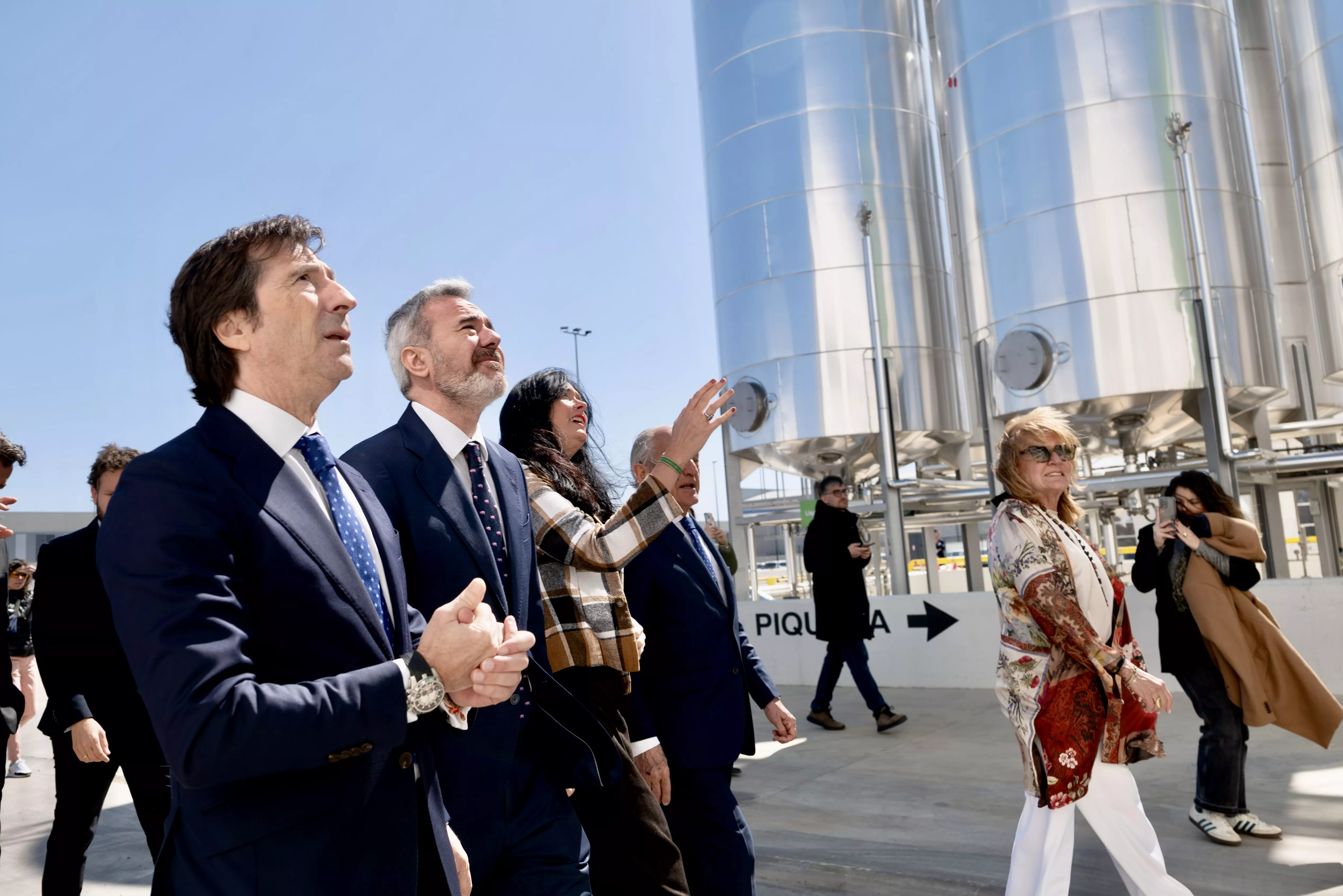Jorge Azcón con German Fernández-Cano, director ejecutivo de Farm Faes. Foto Fabián Simón
